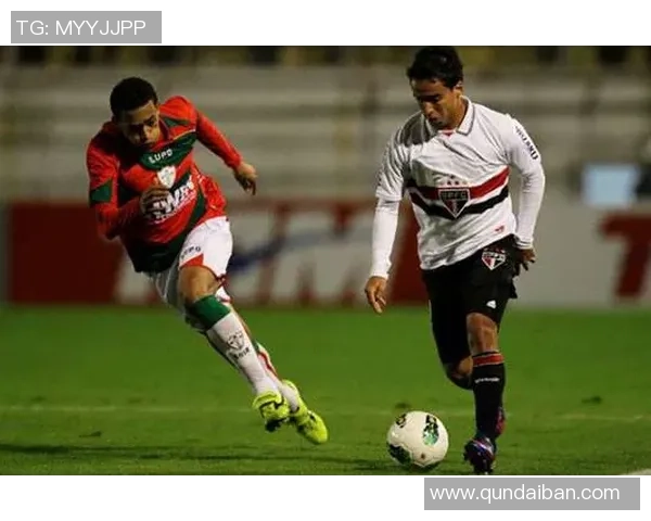 足球魔方欢乐带你体验足球的魅力与激情，畅享无尽乐趣与友谊的完美结合